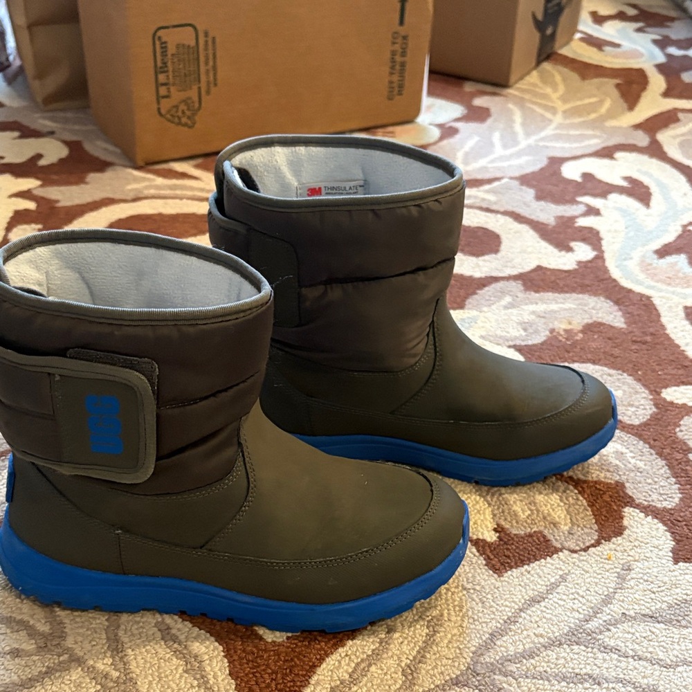UGG Like New Boys Toty Boots with Blue Soles